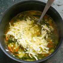 Сваренные вкрутую куриные яйца натираем на крупной тёрке, добавляем в щи в конце готовки Сваренные вкрутую куриные яйца натираем на крупной тёрке, добавляем в щи в конце готовки