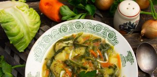 Щи из ранней капусты с яйцом