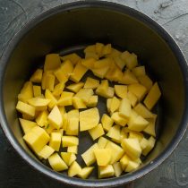 Нарезаем картофель небольшими кубиками Нарезаем картофель небольшими кубиками