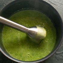 Готовый суп измельчаем погружным блендером до кремового состояния