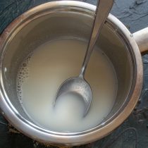 Молоко нагреваем в сотейнике почти до кипения, добавляем набухший желатин