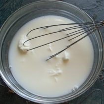 Остывшее молоко с желатином добавляем к творогу, взбиваем смесь венчиком