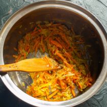 В кастрюле нагреваем оливковое масло, добавляем лук и сельдерей, затем морковь