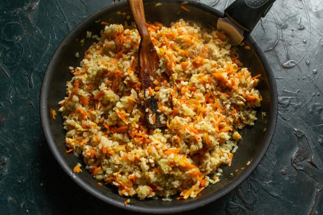 Начинку хорошо перемешиваем, по вкусу солим и перчим молотым черным перцем. Приправляем любимыми специями Начинку хорошо перемешиваем, по вкусу солим и перчим молотым черным перцем. Приправляем любимыми специями