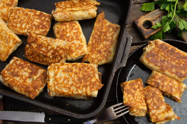 Заварные блины с начинкой из мяса, риса и овощей