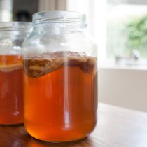 Хороший летний напиток, в производстве которого дрожжи играют заметную роль – чайный гриб