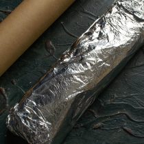 Далее плотно упаковываем кусок в два слоя фольги, старательно подворачиваем края и скрепляем шов Далее плотно упаковываем кусок в два слоя фольги, старательно подворачиваем края и скрепляем шов