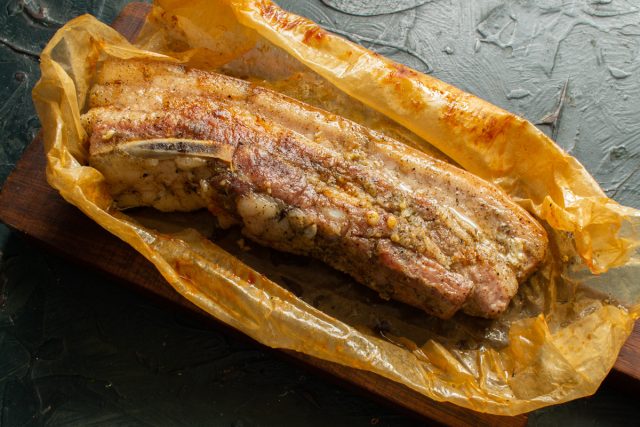 Достаём противень из духовки и оставляем мясо в фольге на 15-20 минут, чтобы отдохнуло и дошло. Грудинка получается сказочно вкусной, мясо просто тает во рту. Приятного аппетита! Достаём противень из духовки и оставляем мясо в фольге на 15-20 минут, чтобы отдохнуло и дошло. Грудинка получается сказочно вкусной, мясо просто тает во рту. Приятного аппетита!