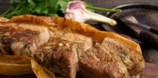 Грудинка запеченная в имбирно-чесночном маринаде