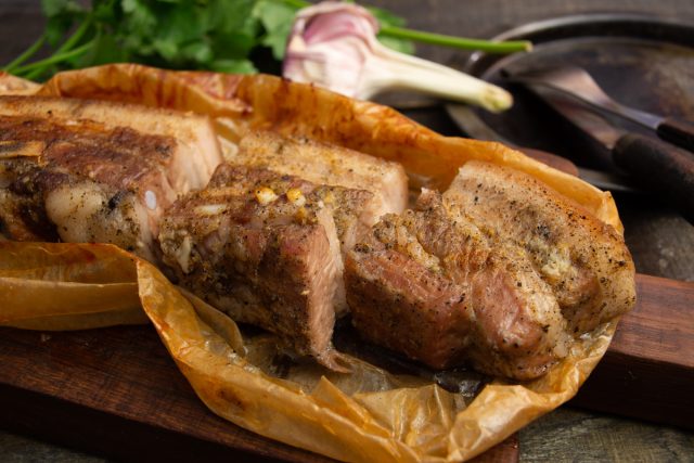 Грудинка запеченная в имбирно-чесночном маринаде Грудинка запеченная в имбирно-чесночном маринаде