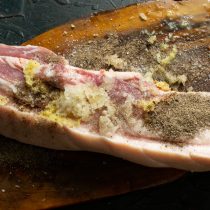 Добавляем соль по вкусу и одну чайную ложку молотого черного перца Добавляем соль по вкусу и одну чайную ложку молотого черного перца