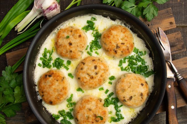 Котлеты из куриной грудки в сливочном соусе Котлеты из куриной грудки в сливочном соусе