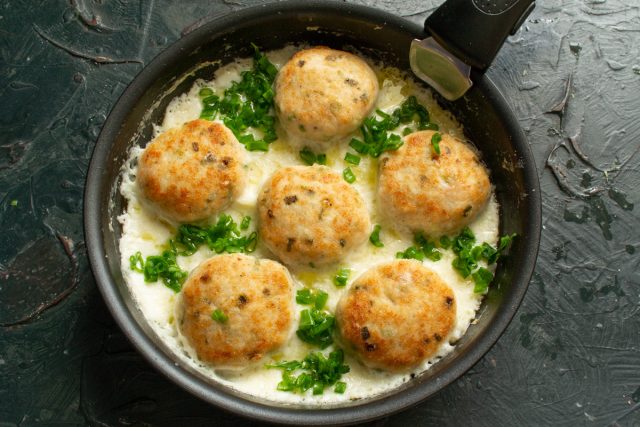 Посыпаем котлеты из куриной грудки зелёным луком и подаем с картофельным пюре, рисом или гречкой Посыпаем котлеты из куриной грудки зелёным луком и подаем с картофельным пюре, рисом или гречкой