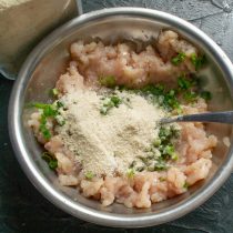 Насыпаем молотые сухари из белого хлеба Насыпаем молотые сухари из белого хлеба
