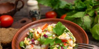 Летний салат из крабовых палочек со свекольной ботвой