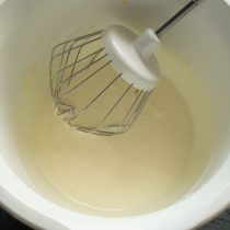В чашу миксера разбиваем куриные яйца, добавляем сахарный песок и щепотку мелкой соли