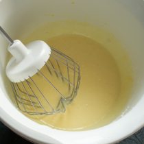 Добавляем масло с молоком ко взбитым яйцам, смешиваем