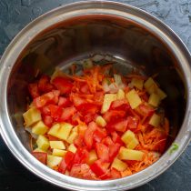 Нарезаем мякоть помидоров кубиками и добавляем к остальным овощам