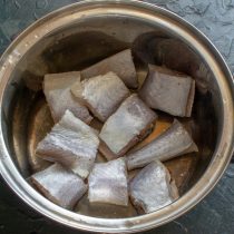 Подготовленную рыбу нарезаем толстыми кусочками, кладём в суповую кастрюлю Подготовленную рыбу нарезаем толстыми кусочками, кладём в суповую кастрюлю
