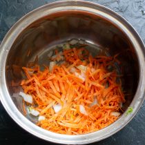 Нарезаем луковицу мелко. Морковь натираем на крупной терке