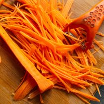 Морковь скоблим и натираем длинными узкими стружками