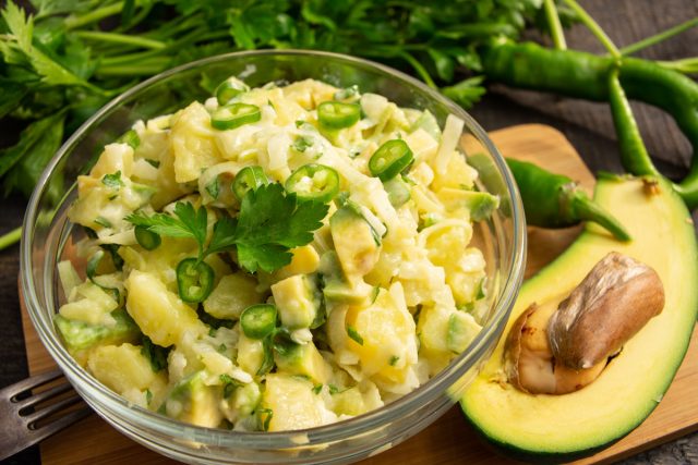 Салат с авокадо, луком и картофелем