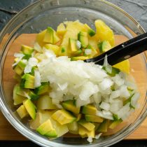 Сладкий салатный лук режем кубиками, посыпаем солью, сбрызгиваем лимонным соком