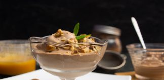 Шоколадный пломбир с орехами и медом