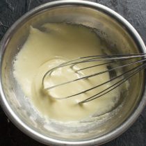 Растираем желтки с сахаром до тех пор, пока не станут светлыми Растираем желтки с сахаром до тех пор, пока не станут светлыми