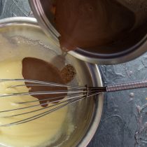 Вливаем молоко с шоколадом в миску с сахаром и желтками Вливаем молоко с шоколадом в миску с сахаром и желтками