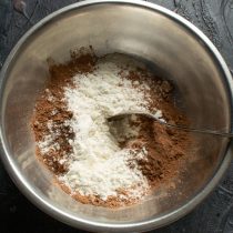 Смешиваем пшеничную муку с какао-порошком Смешиваем пшеничную муку с какао-порошком