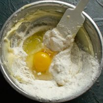 К масляно-сахарной смеси добавляем небольшое куриное яйцо
