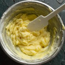 Взбиваем яйцо с маслом и сахарной пудрой до кремового состояния