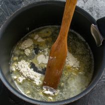 Растопленное масло насыпаем пшеничную муку, обжариваем Растопленное масло насыпаем пшеничную муку, обжариваем