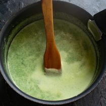 По вкусу солим. Помешивая лопаткой или венчиком нагреваем супчик почти до кипения По вкусу солим. Помешивая лопаткой или венчиком нагреваем супчик почти до кипения
