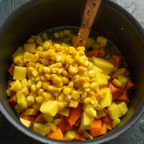 Консервированную кукурузу кладём в кастрюлю Консервированную кукурузу кладём в кастрюлю