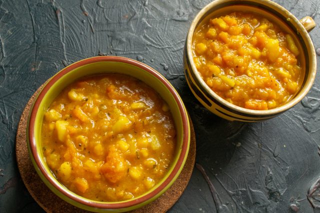 Разливаем горячий суп-пюре из тыквы с кукурузой и картофелем по тарелкам и сразу подаём к столу!