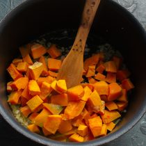 Кладём в кастрюлю нарезанную кубиками мускатную тыкву Кладём в кастрюлю нарезанную кубиками мускатную тыкву