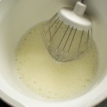 Насыпаем сахар. Попутно вливаем по чайной ложке воду и добавляем крахмал с ванилином Насыпаем сахар. Попутно вливаем по чайной ложке воду и добавляем крахмал с ванилином