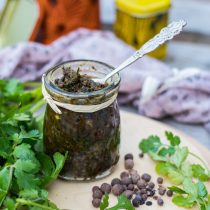 С участием ягод можно готовить вкусную аджику С участием ягод можно готовить вкусную аджику