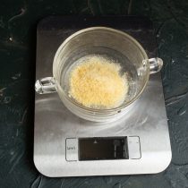 Сначала готовим мусс с желатином, на его застывание понадобится несколько часов