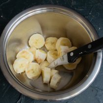 Нарезаем спелые бананы мелко Нарезаем спелые бананы мелко