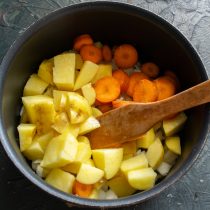 Нарезаем картофель кубиками, морковь — кружочками Нарезаем картофель кубиками, морковь — кружочками