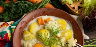 Молодой картофель с цветной капустой в молочном соусе