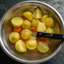 Очищенный картофель разрезаем пополам. Морковь нарезаем толстыми кружочками Очищенный картофель разрезаем пополам. Морковь нарезаем толстыми кружочками