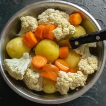 Кочан цветной капусты разбираем на соцветия размером с кусочки картофеля Кочан цветной капусты разбираем на соцветия размером с кусочки картофеля