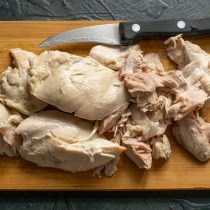 Отвариваем курицу, остужаем в бульоне. Снимаем с вареной курицы кожу Отвариваем курицу, остужаем в бульоне. Снимаем с вареной курицы кожу