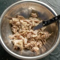 Вареную курицу нарезаем небольшими кубиками или разрываем вилками на волокна Вареную курицу нарезаем небольшими кубиками или разрываем вилками на волокна