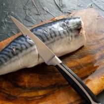 Острым ножом делаем надрезы с двух сторон тушки, чтобы маринад хорошо пропитал рыбу