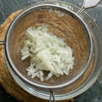 Мелко режем луковицу. Чтобы смягчить вкус, залейте нарезанный лук кипятком